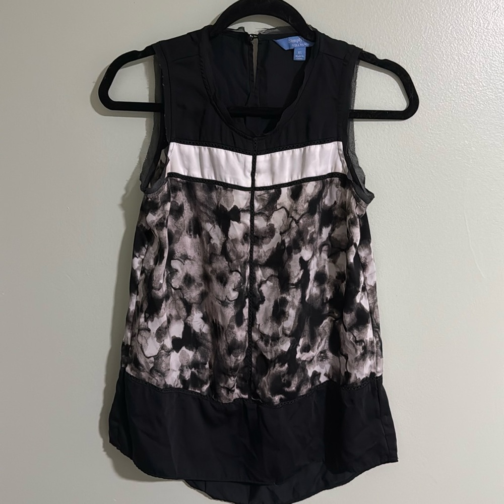 SimplyVera Black and white womans tank top